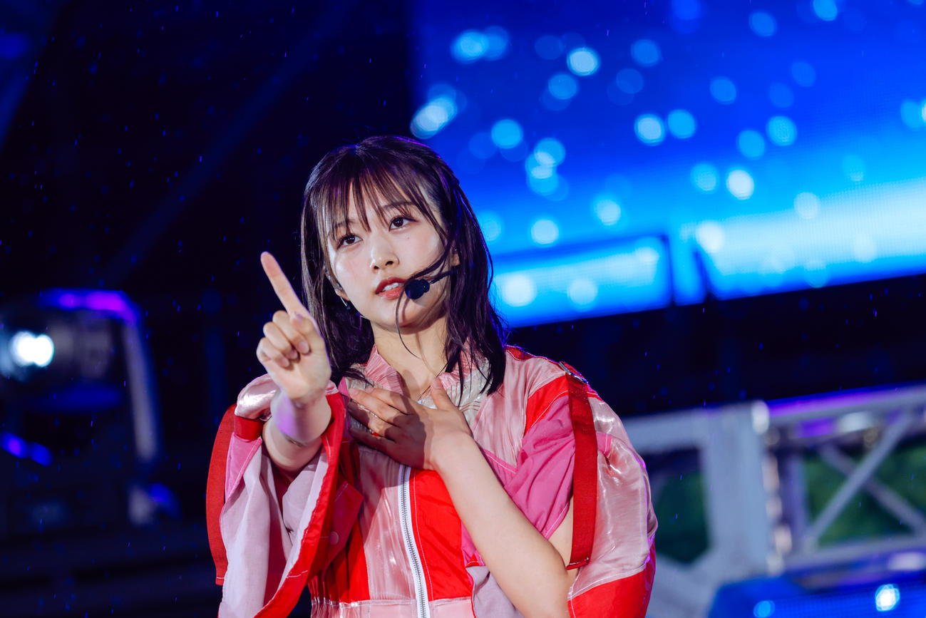 野外ライブ「W－KEYAKI FES．　2022」を開催した櫻坂46。ポーズを決める原田葵（撮影・上山陽介氏）