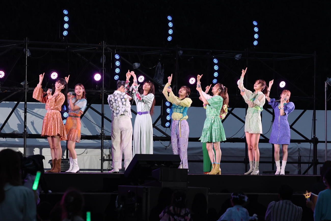 歌唱するGirls2。左から菱田未渚美、石井蘭、隅谷百花、原田都愛、小田柚葉、山口綺羅、鶴屋美咲、小川桜花、増田來亜