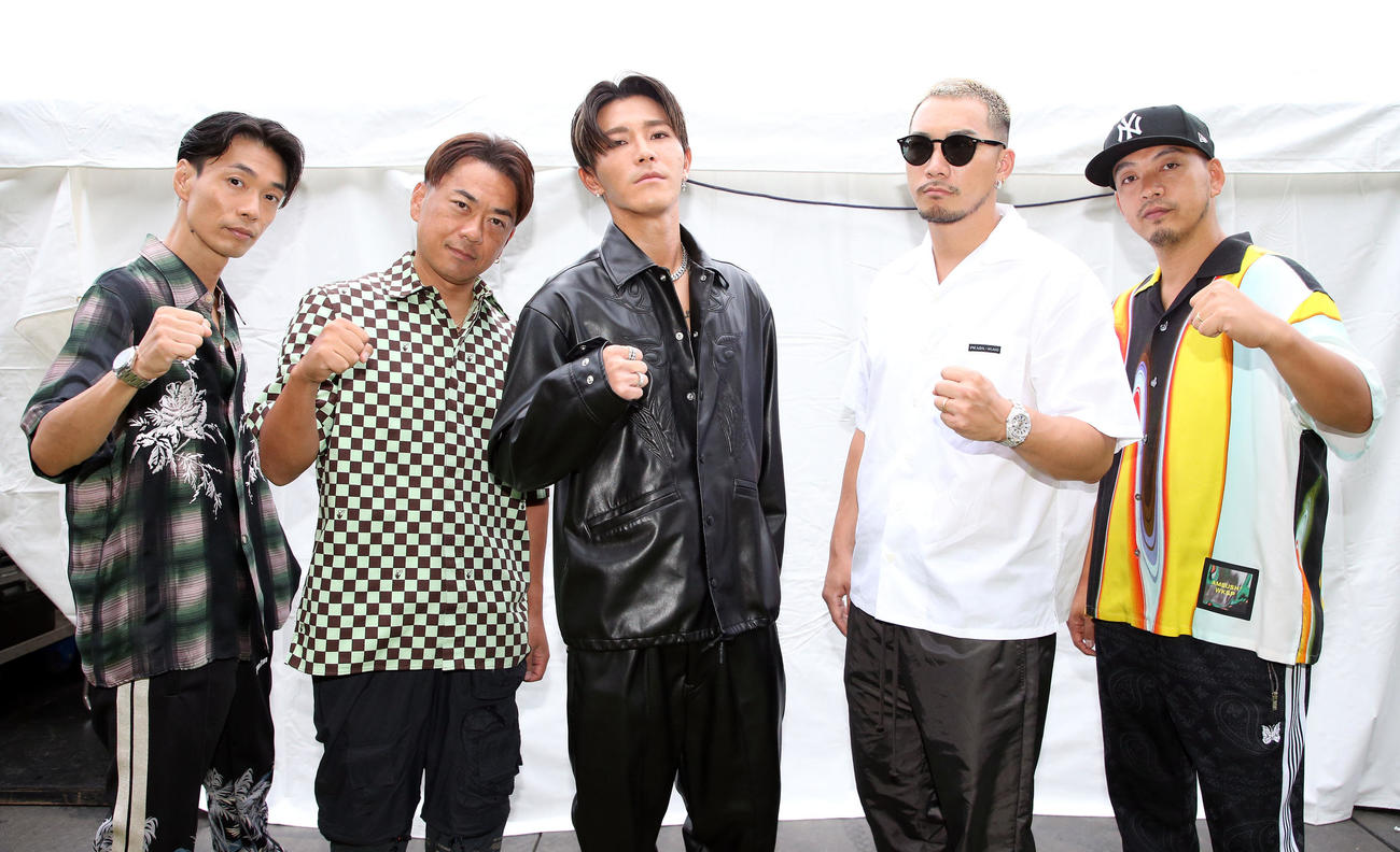 ポーズを決めるDOBERMAN INFINITY。左からP－CHO、GS、KAZUKI、SWAY、KUBO－C（撮影・宮地輝）