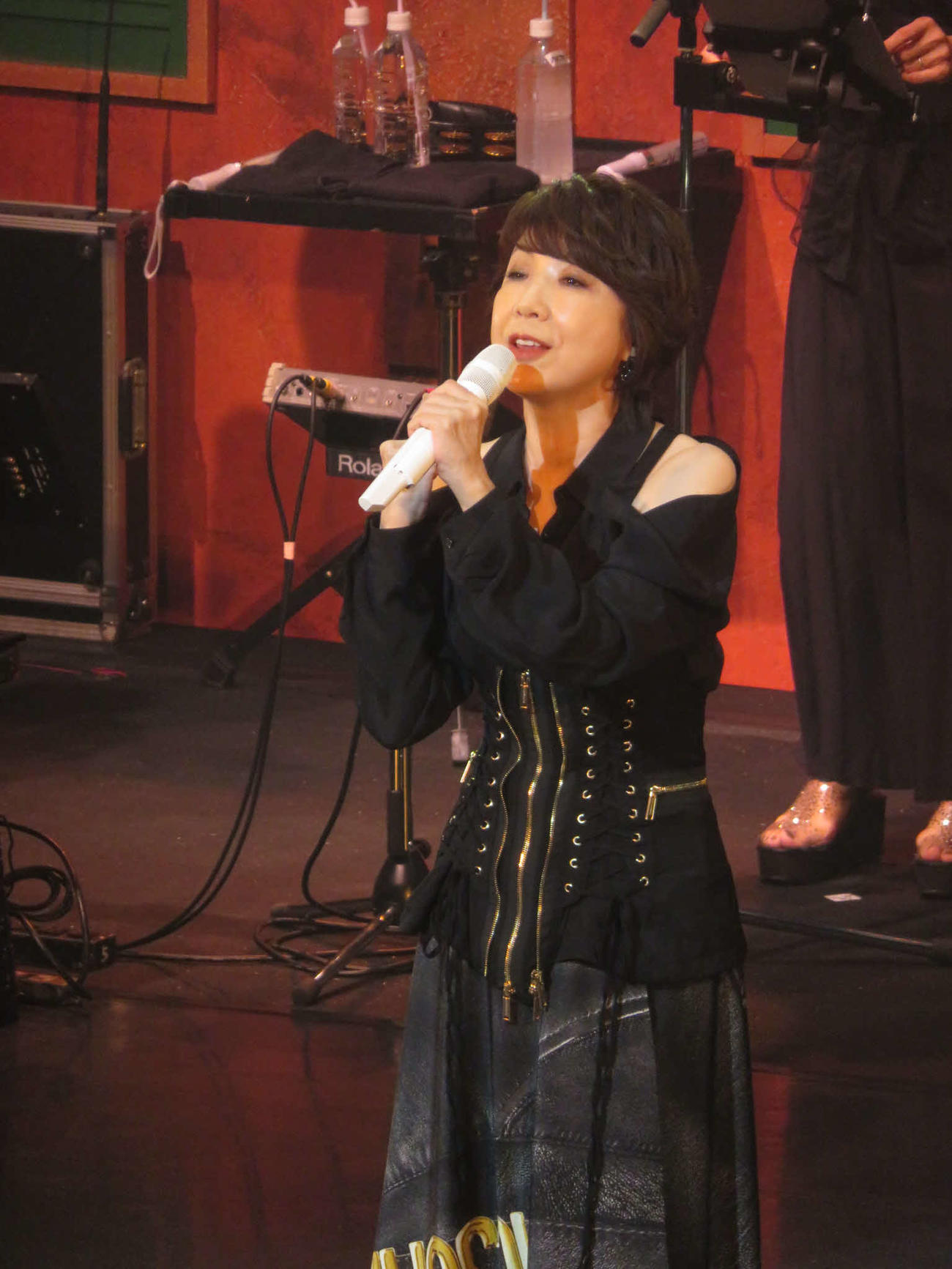 「伊藤蘭コンサート・ツアー2022～Touch this moment＆surely Candies！」の横浜公演で熱唱する伊藤蘭