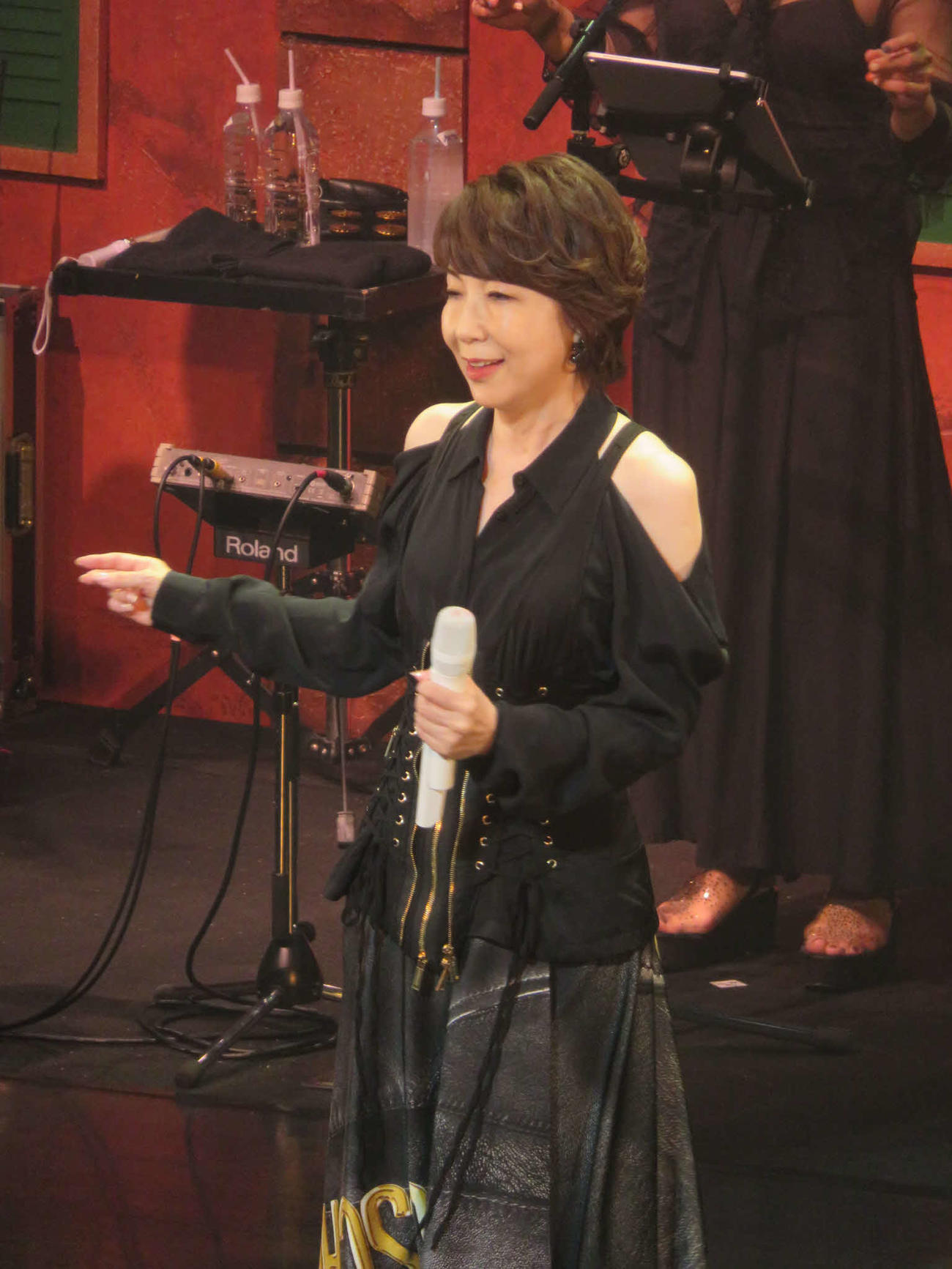 「伊藤蘭コンサート・ツアー2022～Touch this moment＆surely Candies！」の横浜公演で熱唱する伊藤蘭
