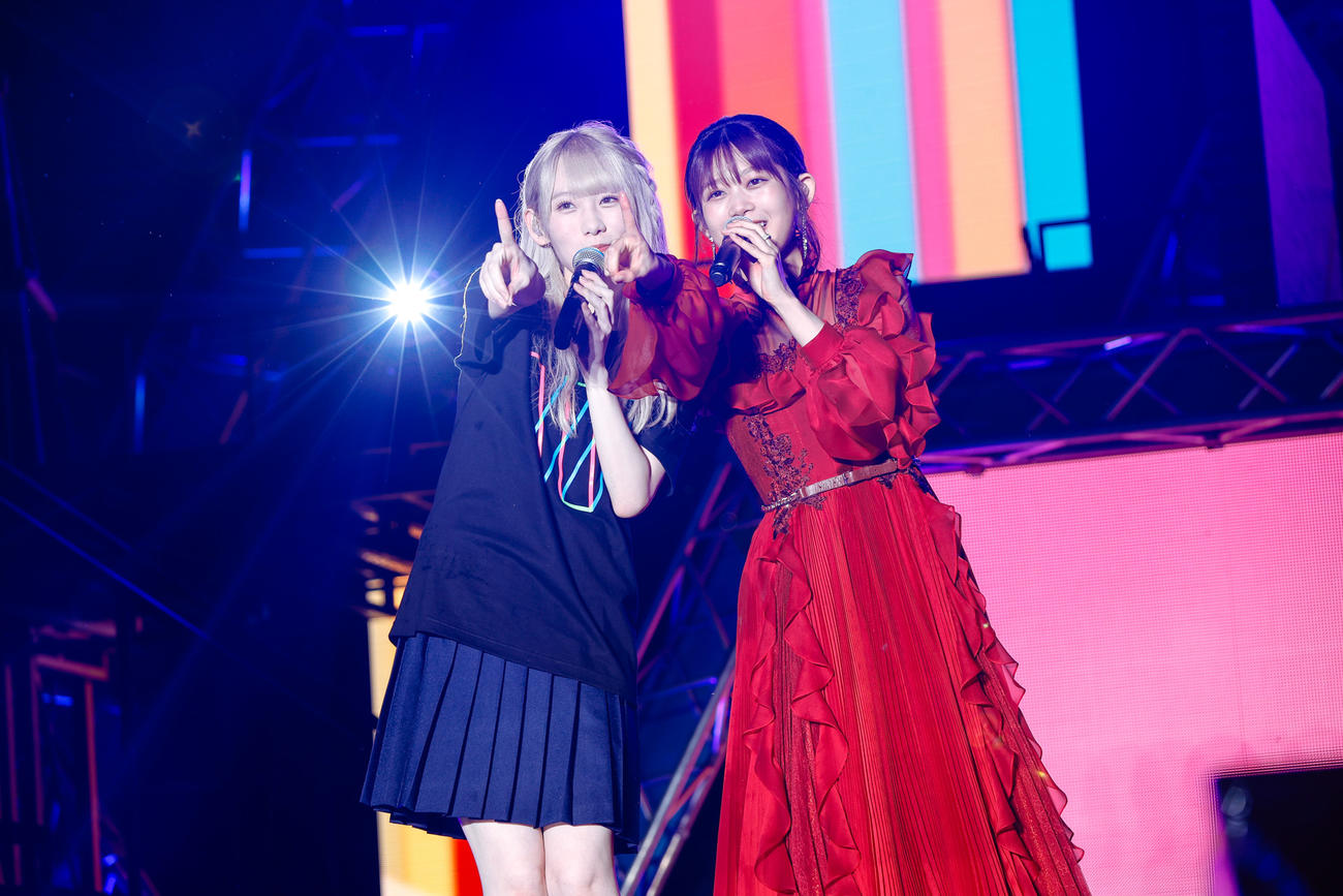 野外ライブ「W－KEYAKI FES．　2022」を開催した櫻坂46。尾関梨香（右）と小池美波（撮影・上山陽介氏）