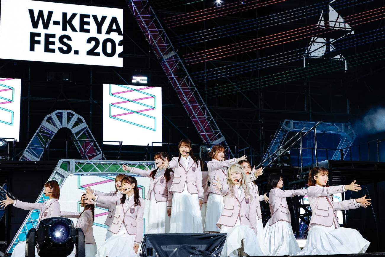野外ライブ「W－KEYAKI FES．　2022」を開催した櫻坂46（撮影・上山陽介氏）