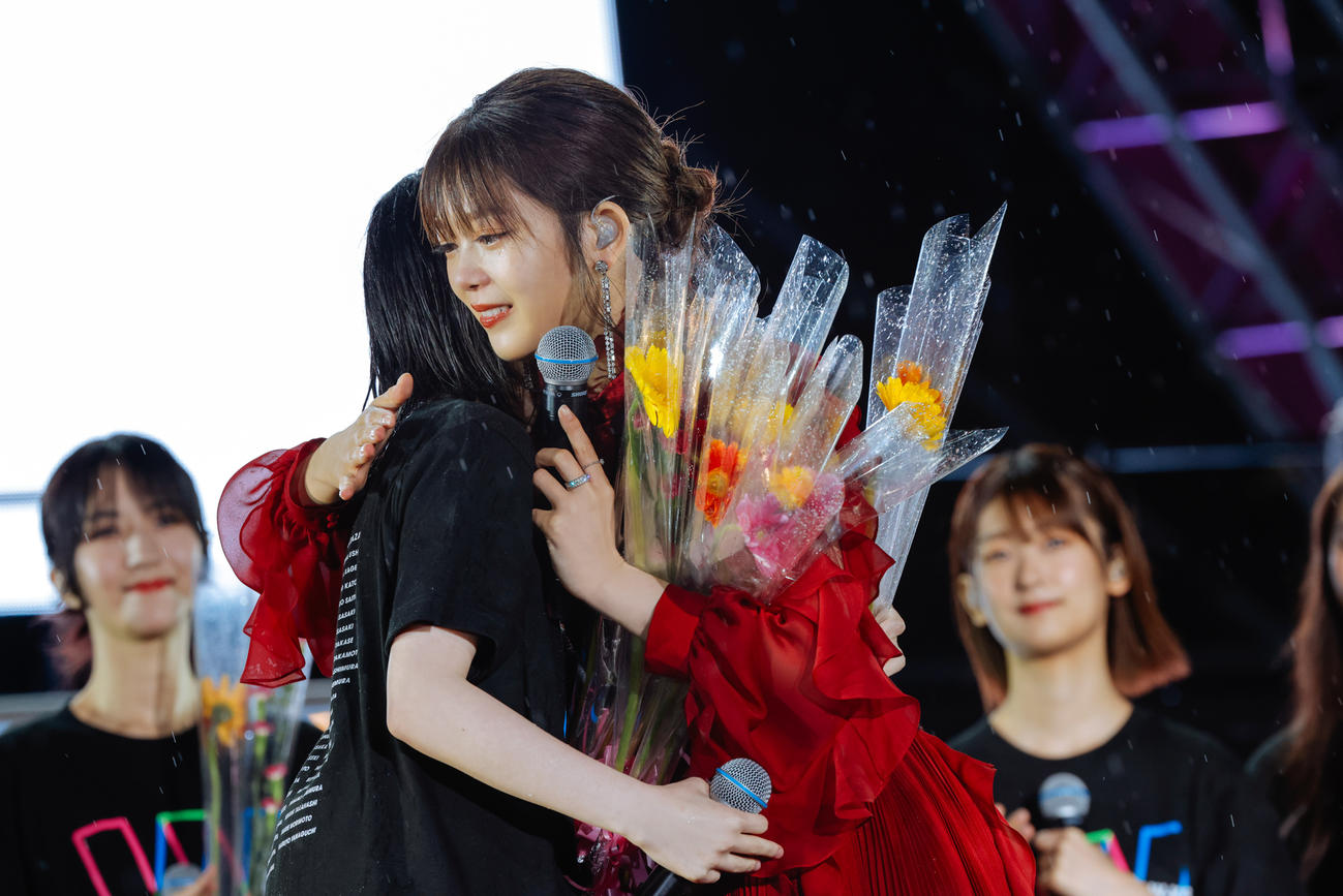 野外ライブ「W－KEYAKI FES．　2022」を開催した櫻坂46。メンバーと抱き合う尾関梨香（右）（撮影・上山陽介氏）