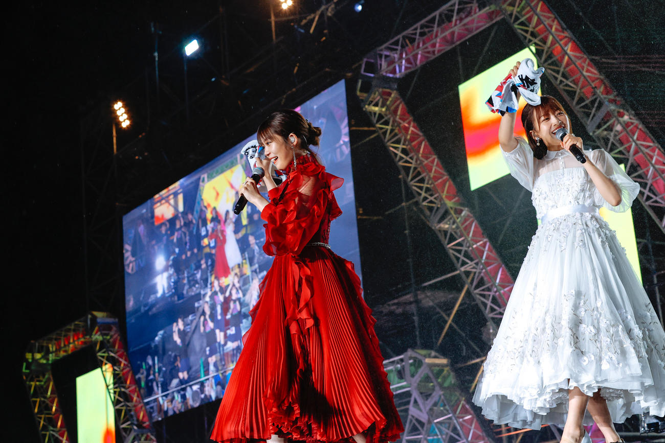野外ライブ「W－KEYAKI FES．　2022」を開催した櫻坂46。尾関梨香（左）と原田葵（撮影・上山陽介氏）