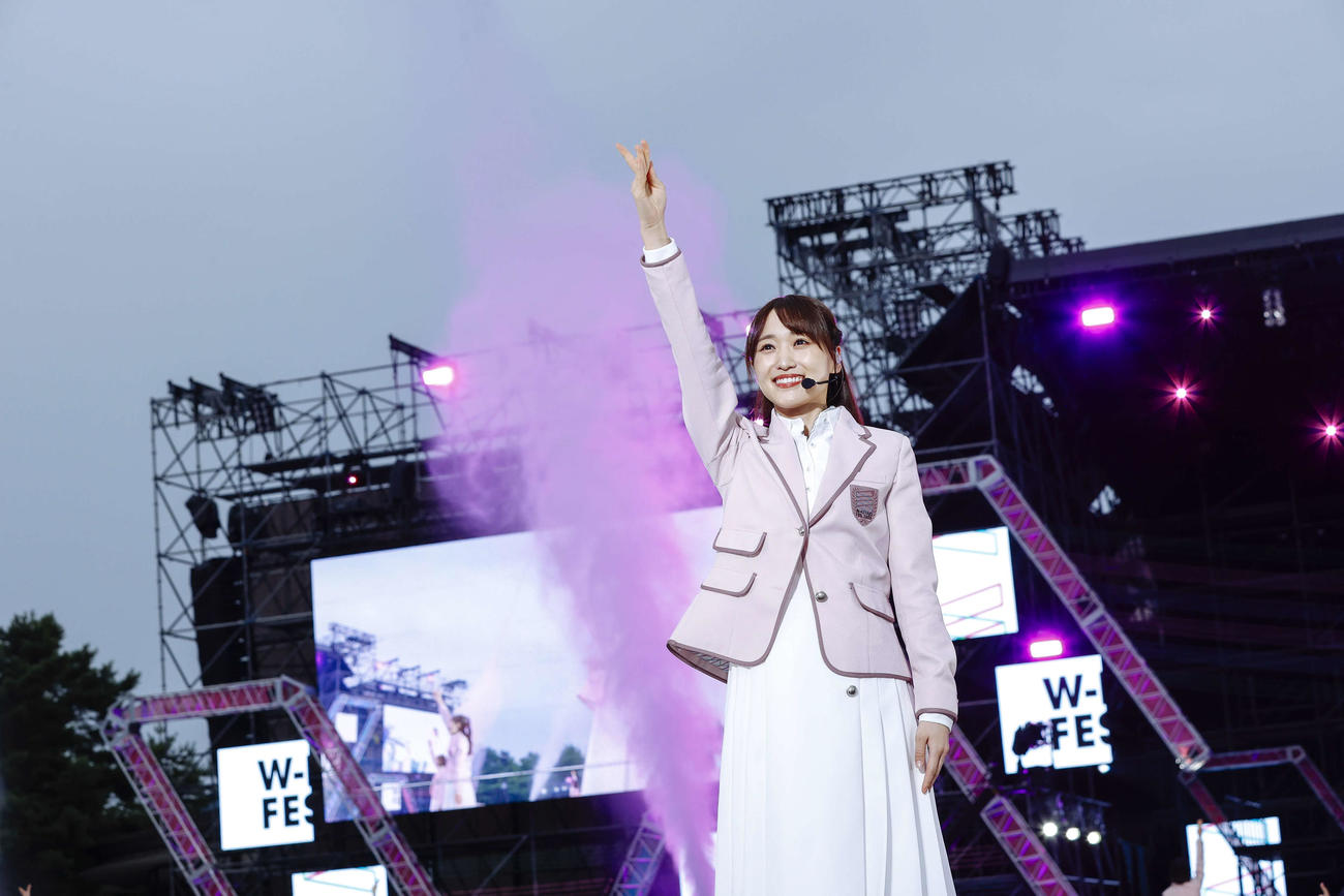 野外ライブ「W－KEYAKI FES．　2022」でパフォーマンスする櫻坂46菅井友香