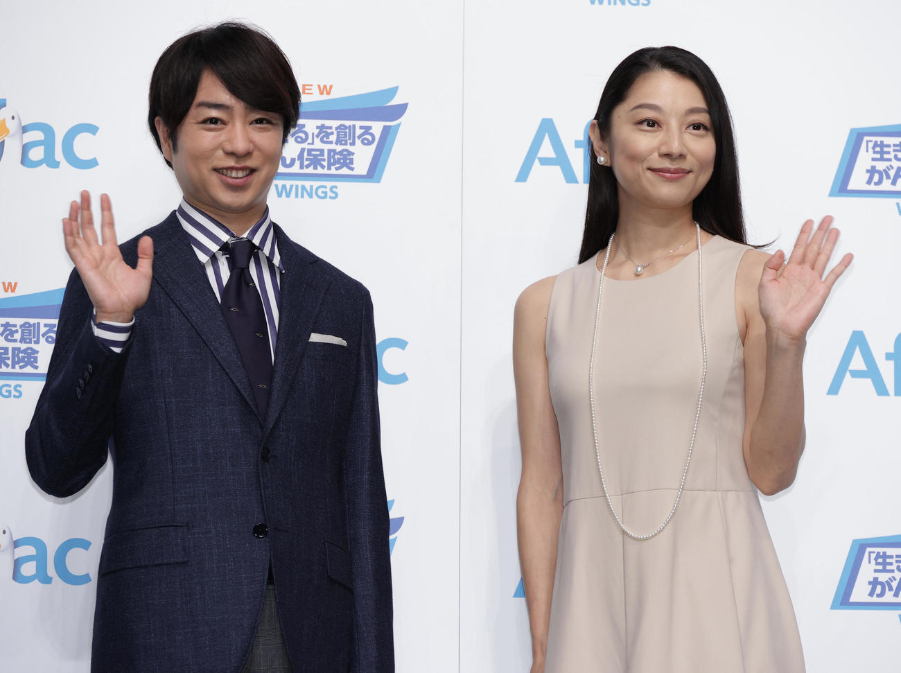 新商品発表会に出演した櫻井翔（左）と小池栄子（撮影・中島郁夫）