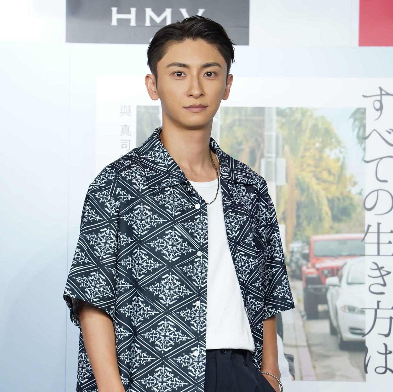 フォトエッセー「すべての生き方は正解で不正解」の発売会見を行った與真司郎（撮影・佐藤勝亮）