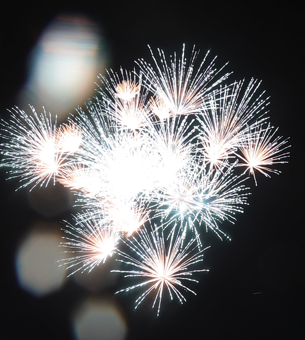 打ち上げられる花火（撮影・野上伸悟）