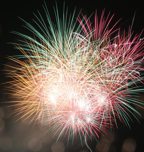 色とりどりの花火が打ち上げられた（撮影・宮地輝）