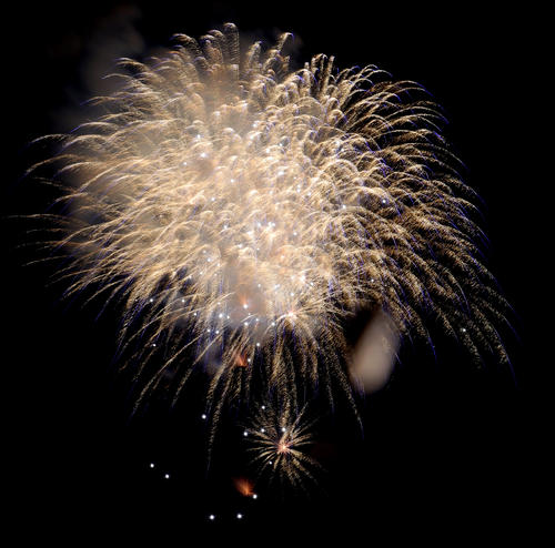 打ち上げられる花火（撮影・野上伸悟）