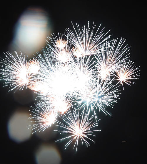 打ち上げられる花火（撮影・野上伸悟）