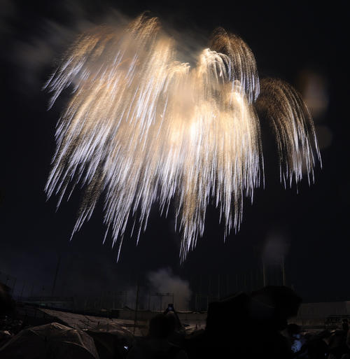 打ち上げられる花火（撮影・野上伸悟）