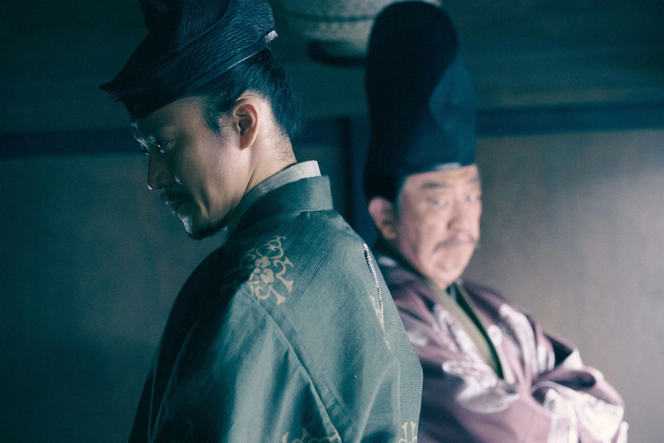 修善寺にいる頼家から届いた文を見て困惑する義時（小栗旬）と時政（坂東彌十郎）