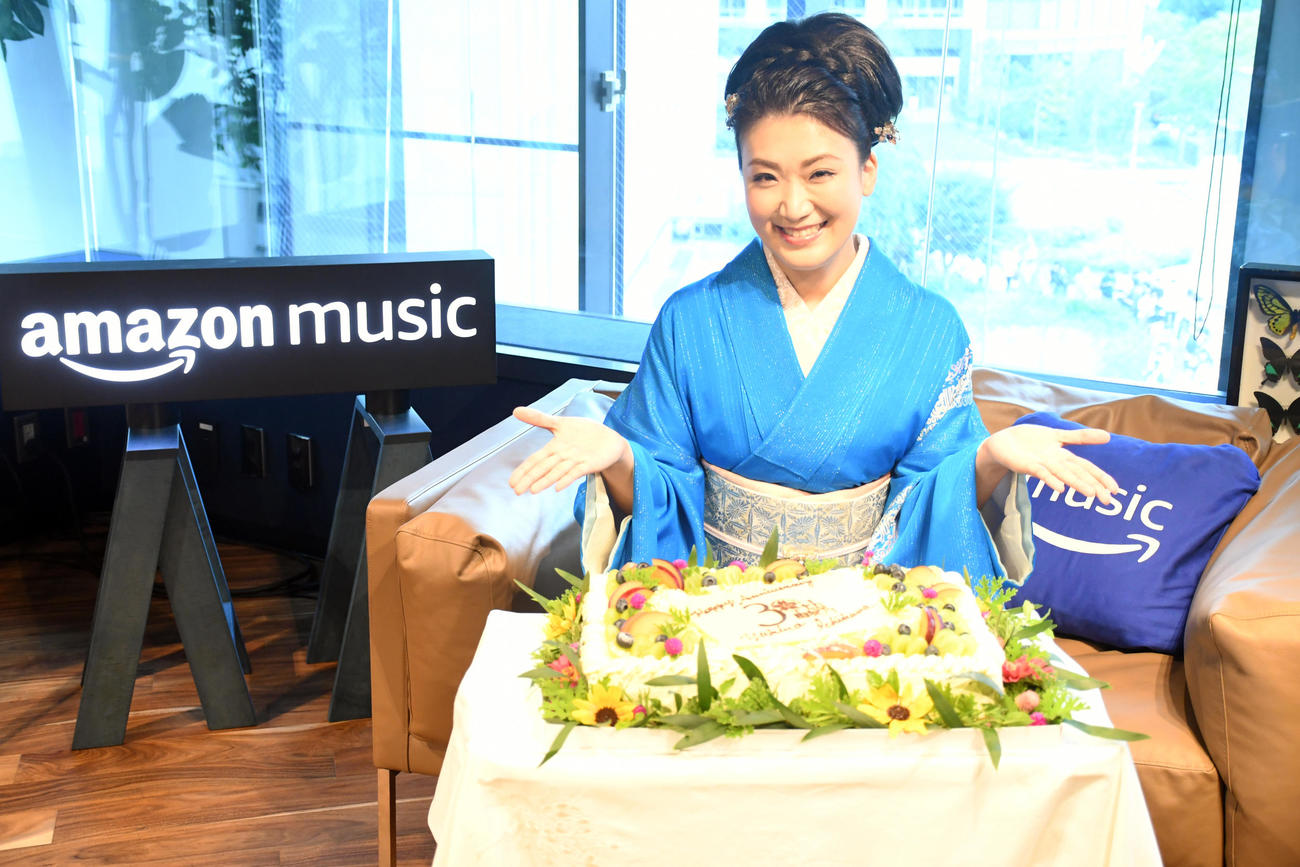 デビュー30周年記念日に行った新曲「石狩ルーラン十六番地」お披露目配信イベントでケーキが贈られ笑顔の市川由紀乃（撮影・大友陽平）