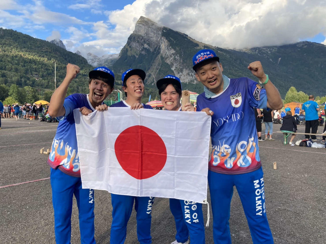 モルック世界大会で決勝ラウンドに進出した、左からキングオブモルックのカナイ、森田哲矢、溜口佑太朗、みなみかわ