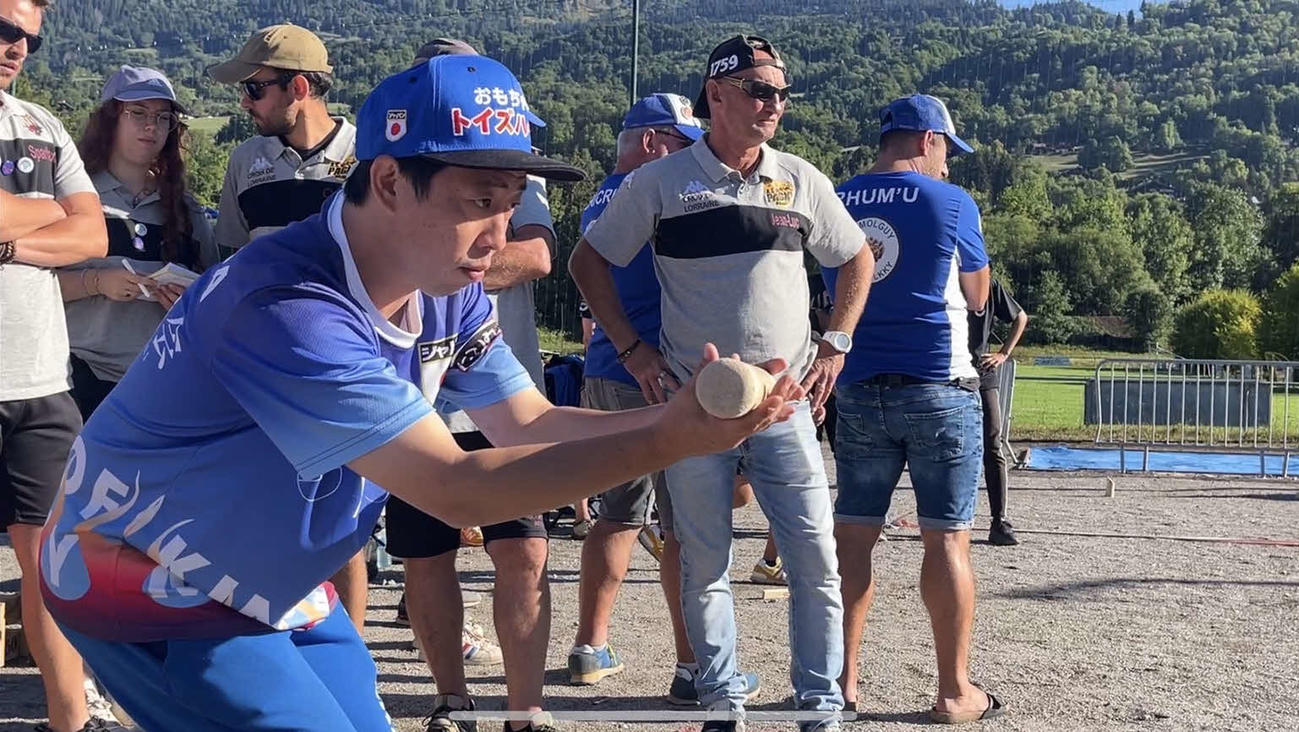 モルック世界大会で決勝ラウンドに進出して戦う、さらば青春の光の森田哲矢
