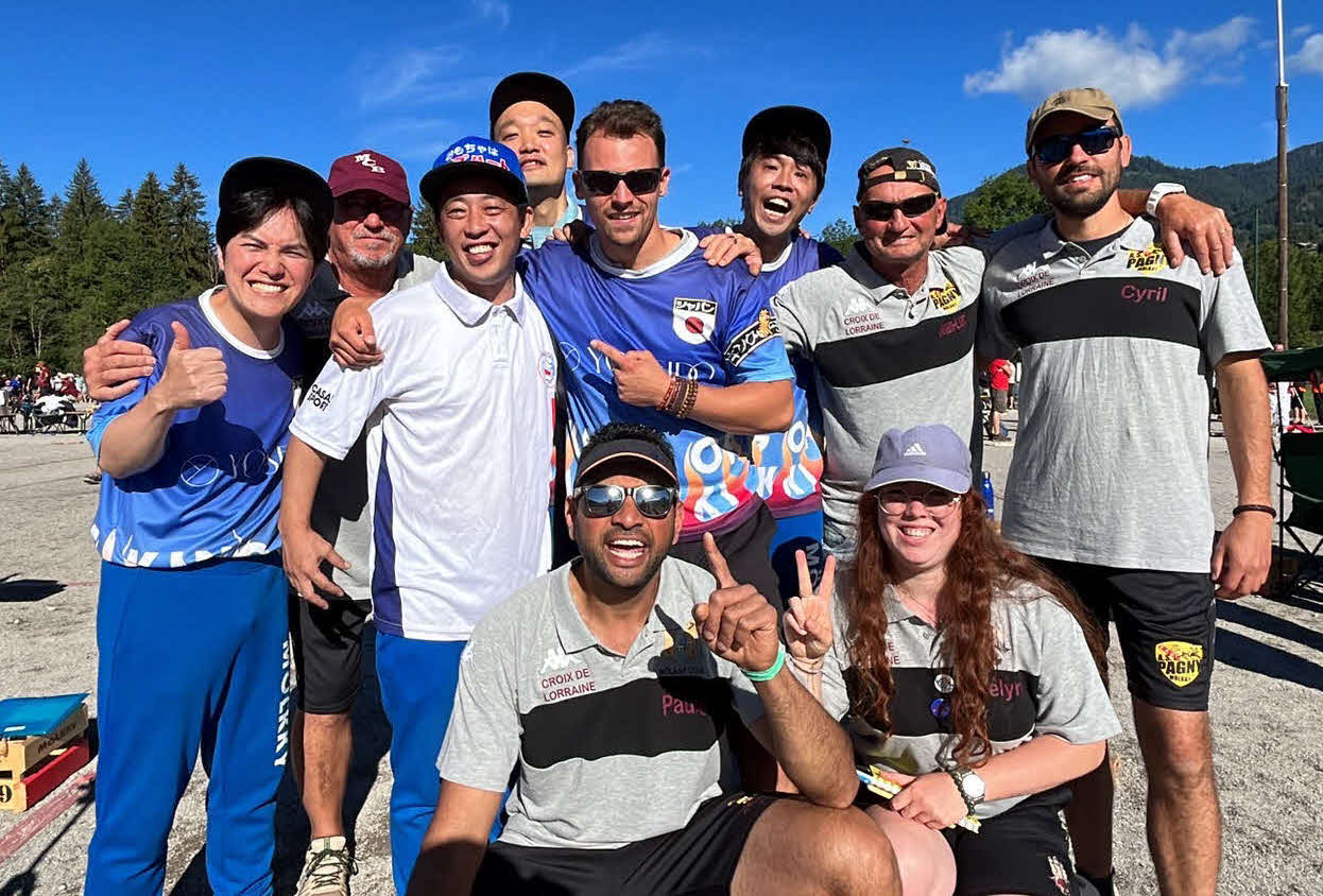 モルック世界大会で決勝ラウンドに進出し、海外の選手と記念撮影するキングオブモルックの森田哲矢（後列左から3人目）、みなみかわ（同4人目）、カナイ（同6人目）、溜口佑太朗（左端）