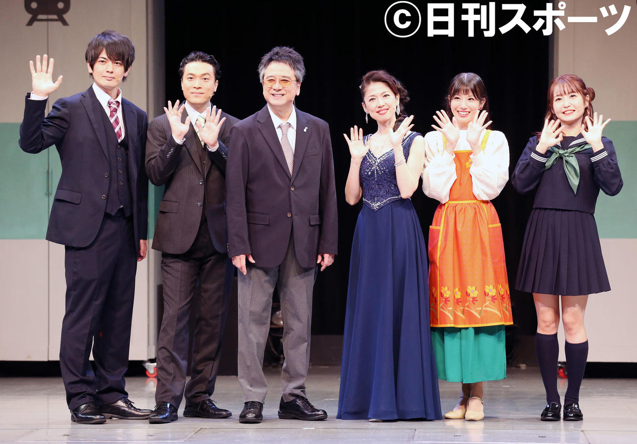 舞台「サラリーマンナイトフィーバー」囲み取材に出席し記念撮影する。左から古原靖久、渋谷天笑、錦織一清、純名里沙、舞羽美海、惣田紗莉渚（撮影・宮地輝）