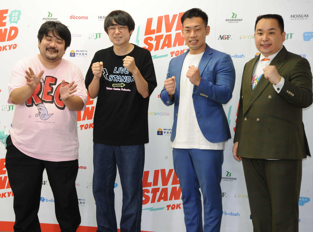 吉本興業のお笑いフェス「LIVE STAND 22－23」東京公演に出演した、左から空気階段の鈴木もぐら、水川かたまり、ミルクボーイの駒場孝、内海崇（撮影・松尾幸之介）