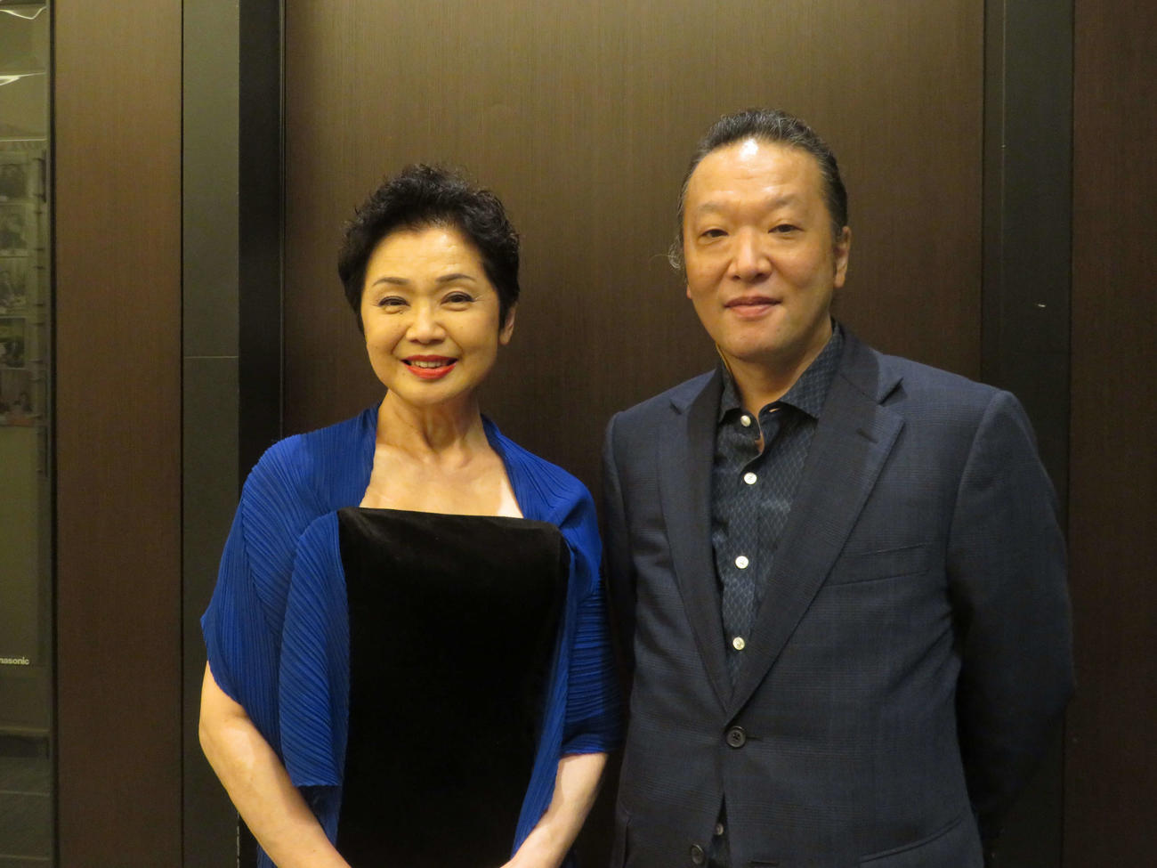 鮫島有美子（左）と美空ひばりさんの長男、加藤和也氏