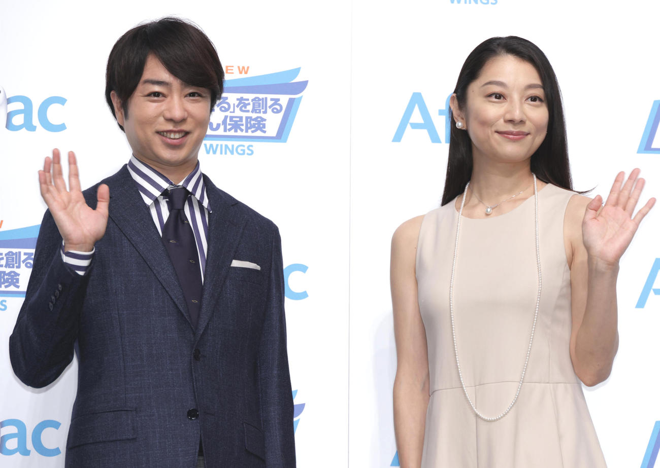 新商品発表会に出演した櫻井翔（左）と小池栄子（撮影・中島郁夫）