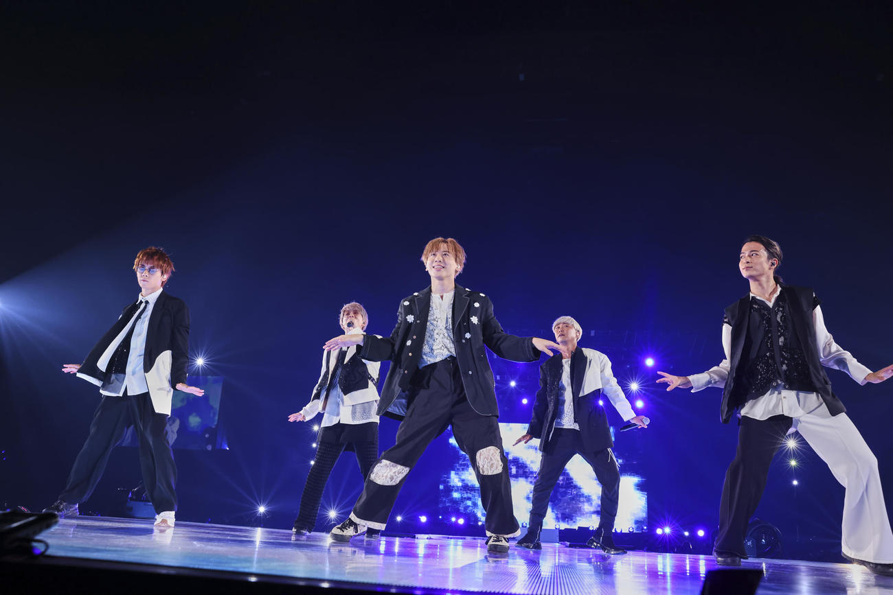 全国アリーナツアー最終公演でパフォーマンスするDa－iCE。左から岩岡徹、花村想太、工藤大輝、大野雄大、和田颯