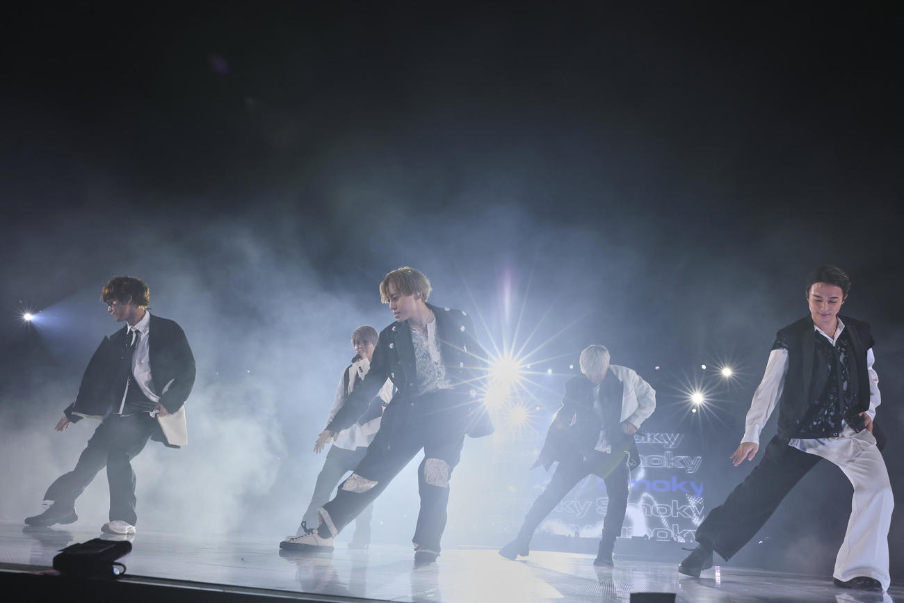 全国アリーナツアー最終公演でパフォーマンスするDa－iCE。左から岩岡徹、花村想太、工藤大輝、大野雄大、和田颯