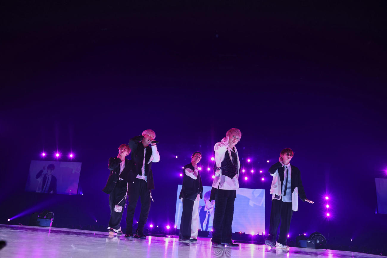 全国アリーナツアー最終公演でパフォーマンスするDa－iCE。左から工藤大輝、大野雄大、和田颯、花村想太、岩岡徹