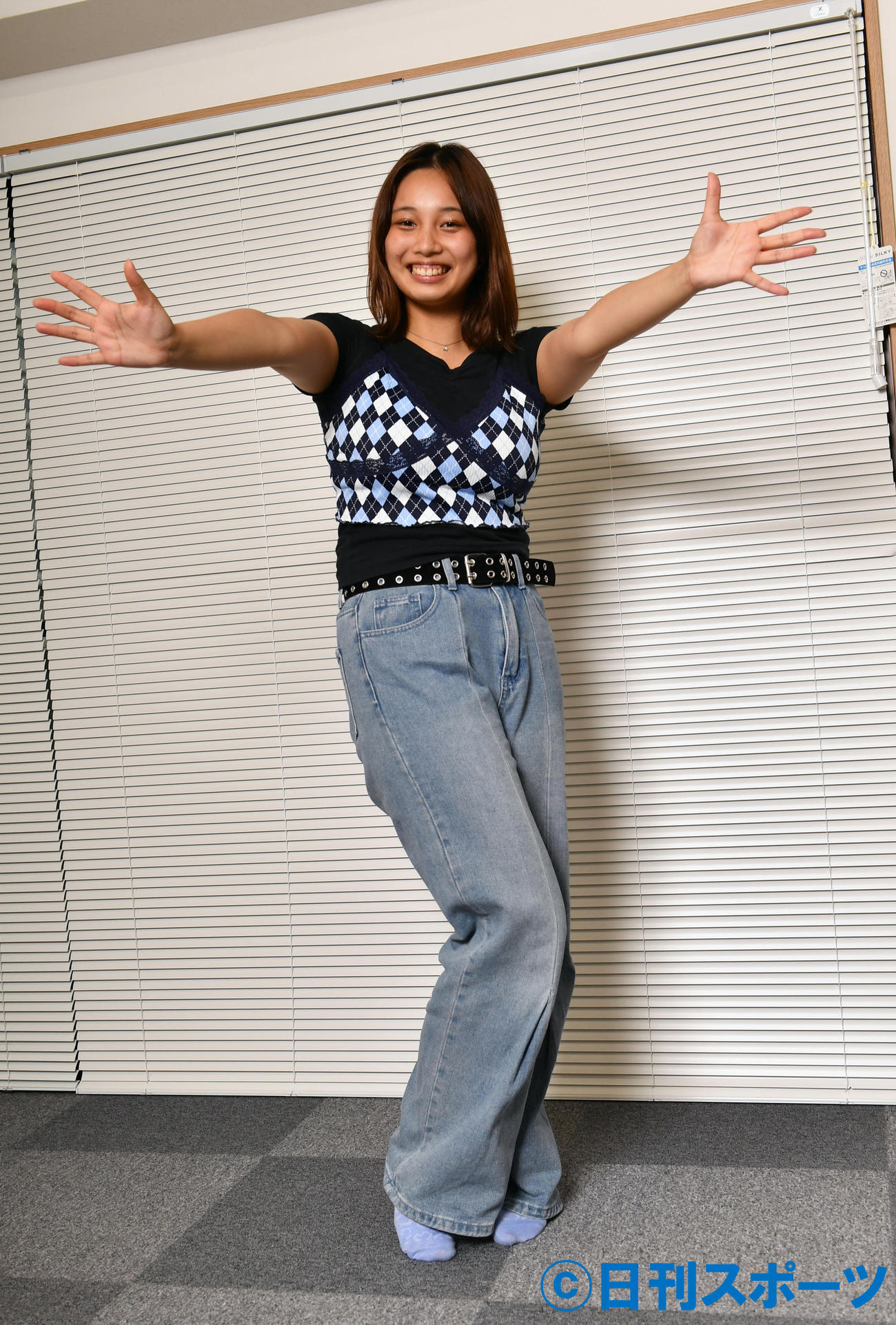 舞台「バハラナ～愛しのフィリピーナ」で悲喜こもごもをユーモアを交えて演じる小紫怜奈（撮影・柴田隆二）