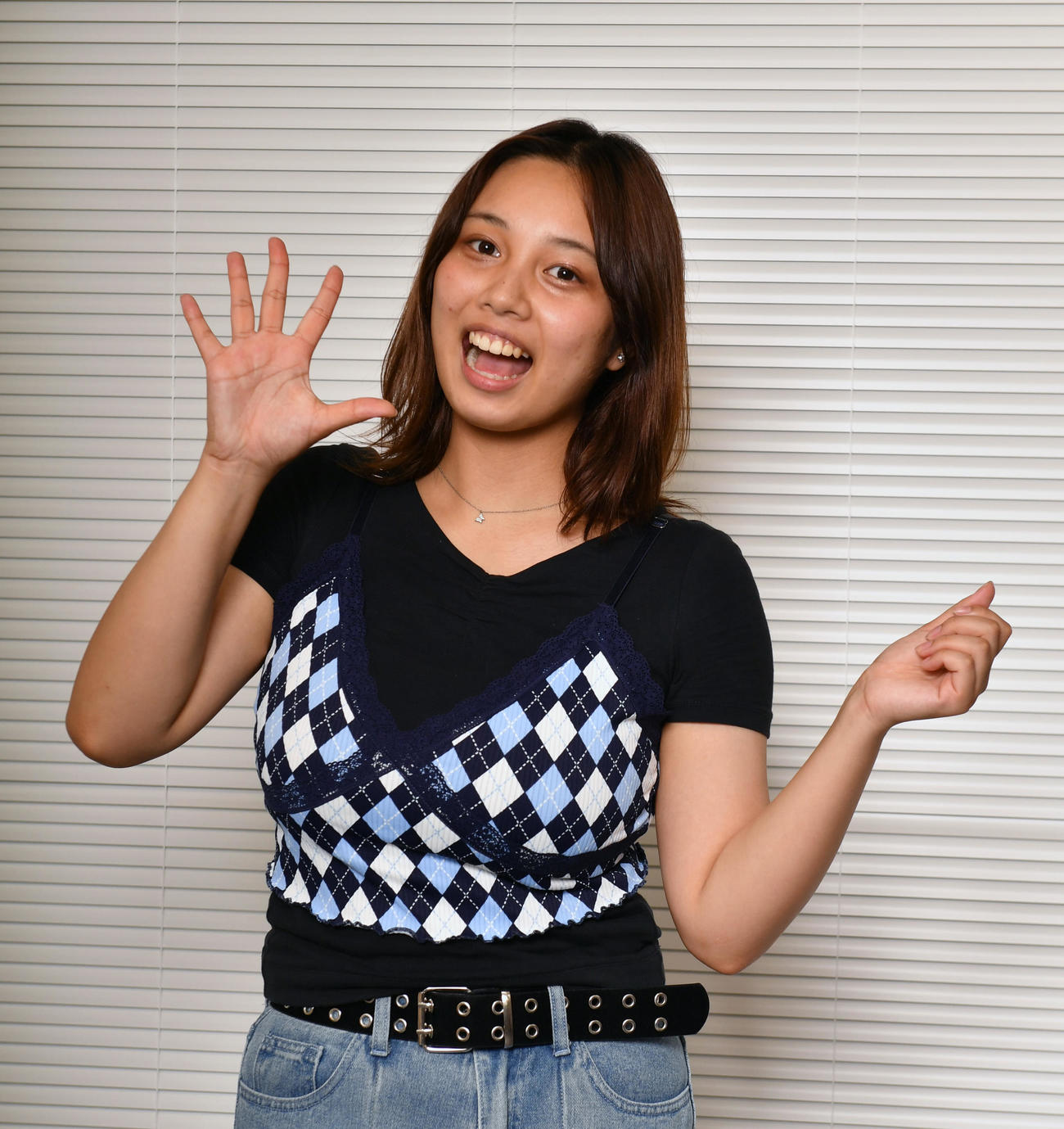 舞台「バハラナ～愛しのフィリピーナ」で悲喜こもごもをユーモアを交えて演じる小紫怜奈（撮影・柴田隆二）