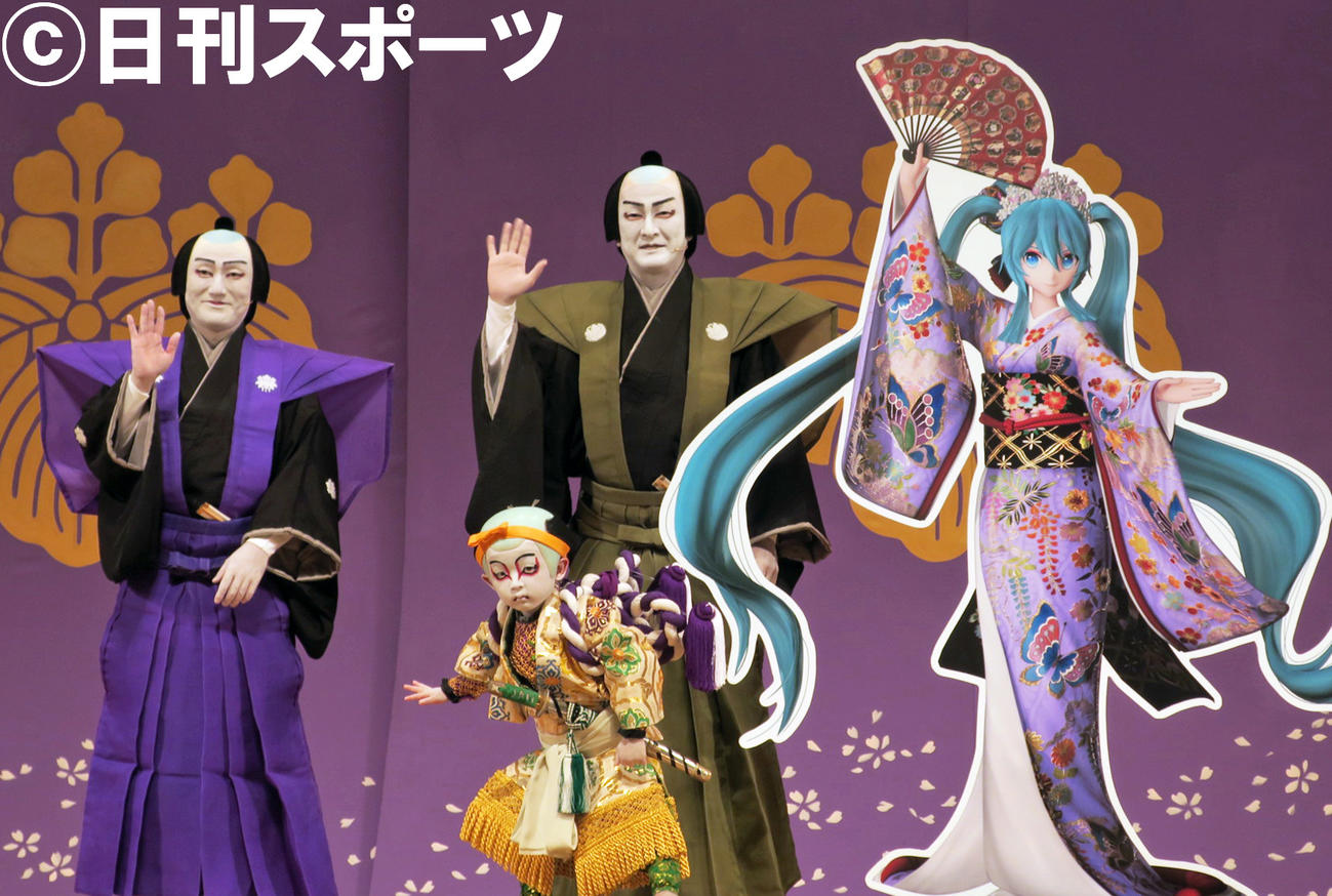 「超歌舞伎2022」取材会で、初音ミクのパネルとフォトセッションをする出演者たち。左から、澤村國矢、中村獅童、前列は小川陽喜くん