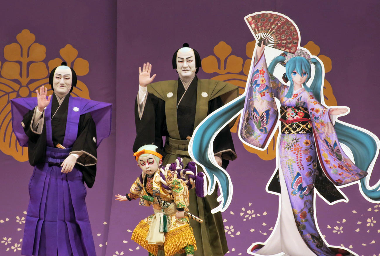 「超歌舞伎2022」取材会で、初音ミクのパネルとフォトセッションをする出演者たち。左から、澤村國矢、中村獅童、前列は小川陽喜くん