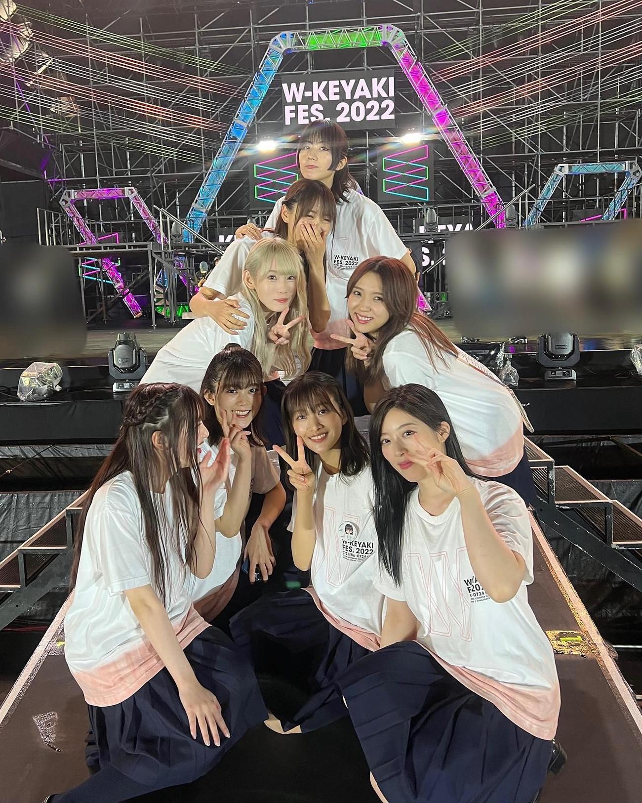 ステージで集合する櫻坂46の一期生。上から2人目が菅井友香（菅井友香インスタグラムより）