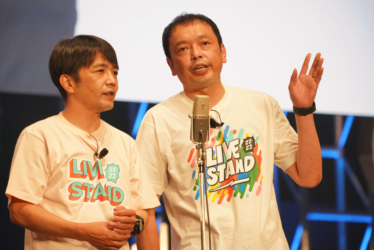 吉本興業のお笑いフェス「LIVE STAND 22－23」東京公演の大トリでネタを披露する中川家の剛（左）と礼二