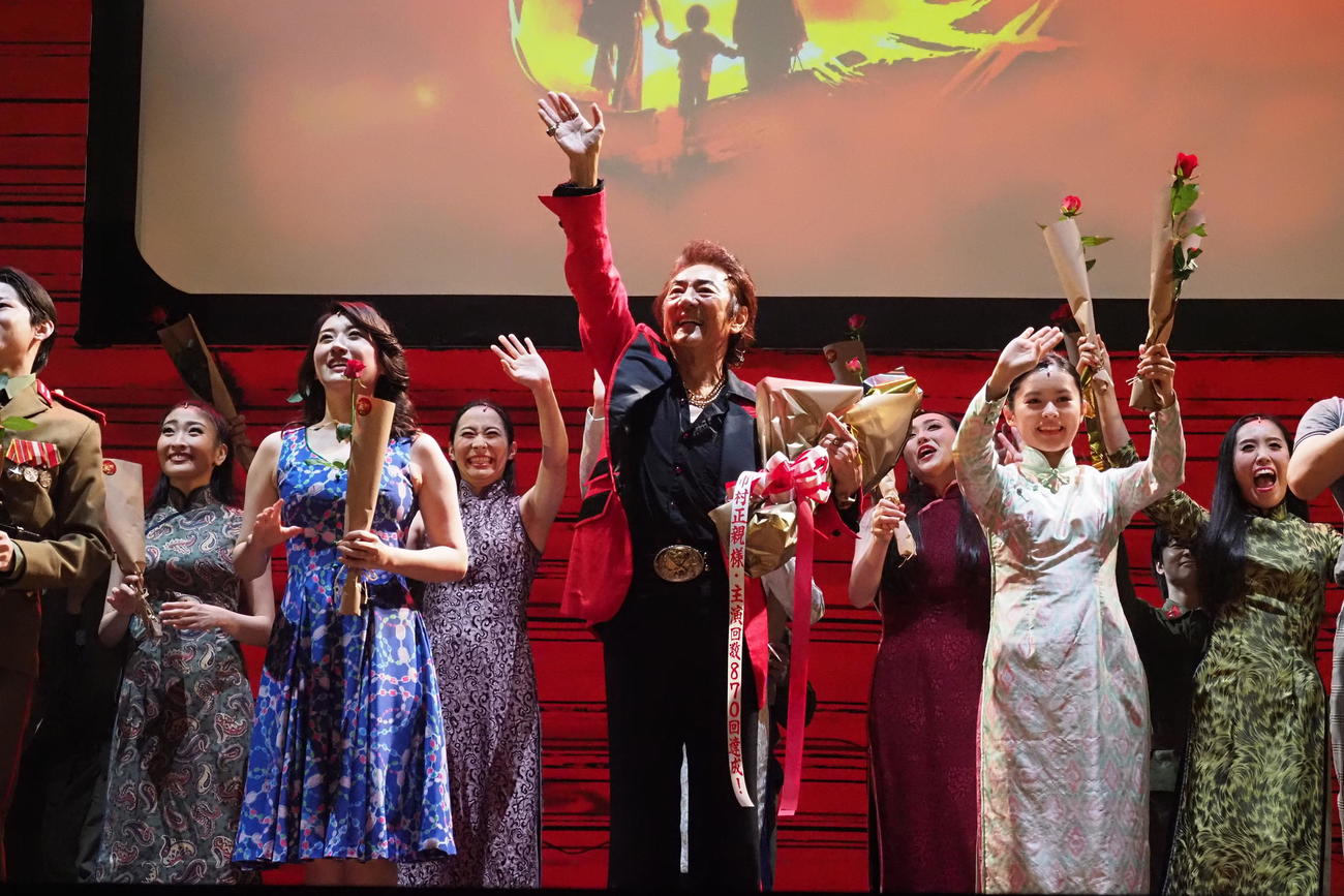 ミュージカル「ミス・サイゴン」上演1500回記念カーテンコールで。声援に応える市村正親（中央）ら出演者たち