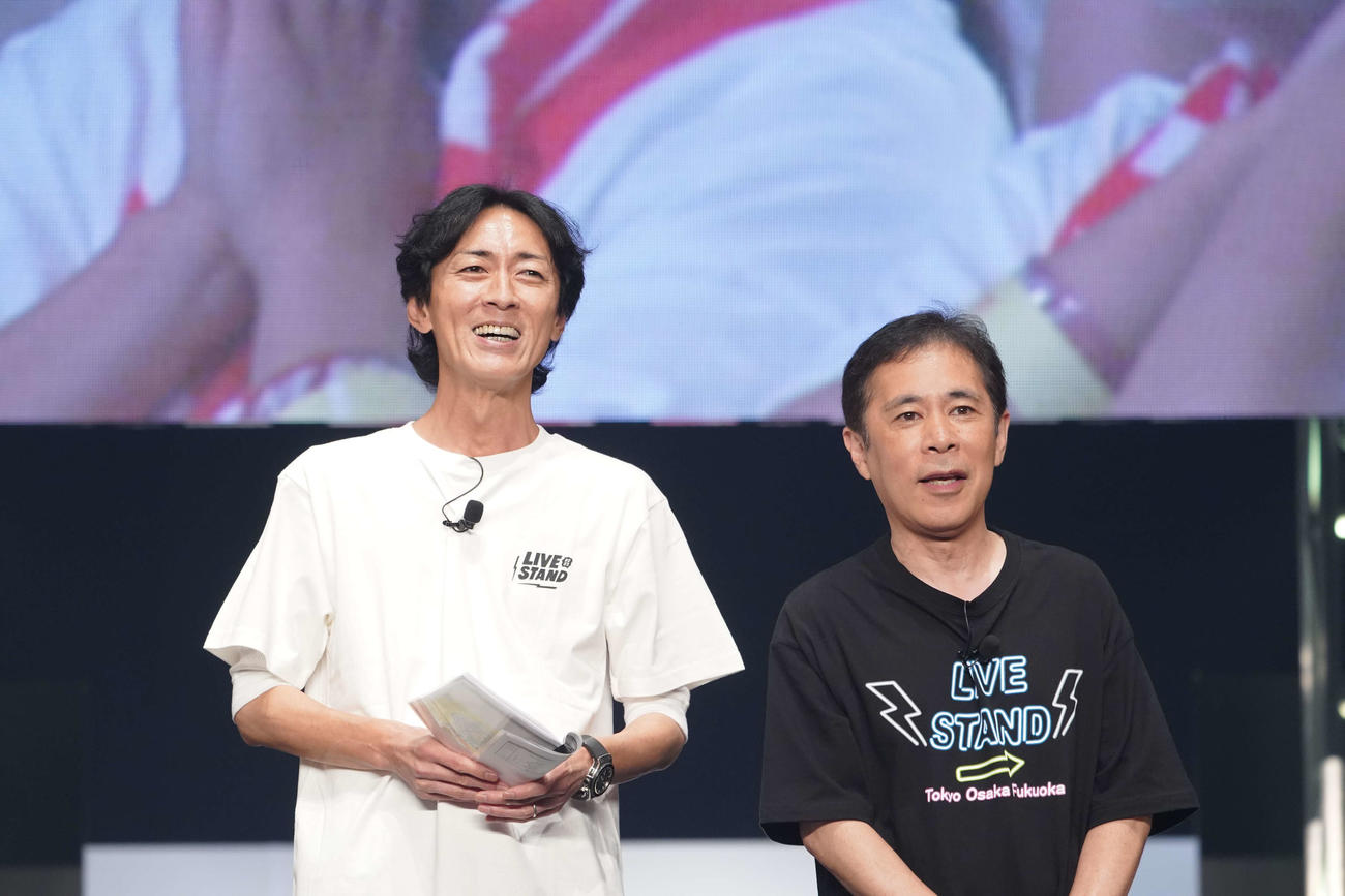 吉本興業のお笑いフェス「LIVE STAND 22－23」東京公演のステージに出演したナインティナインの矢部浩之（左）と岡村隆史
