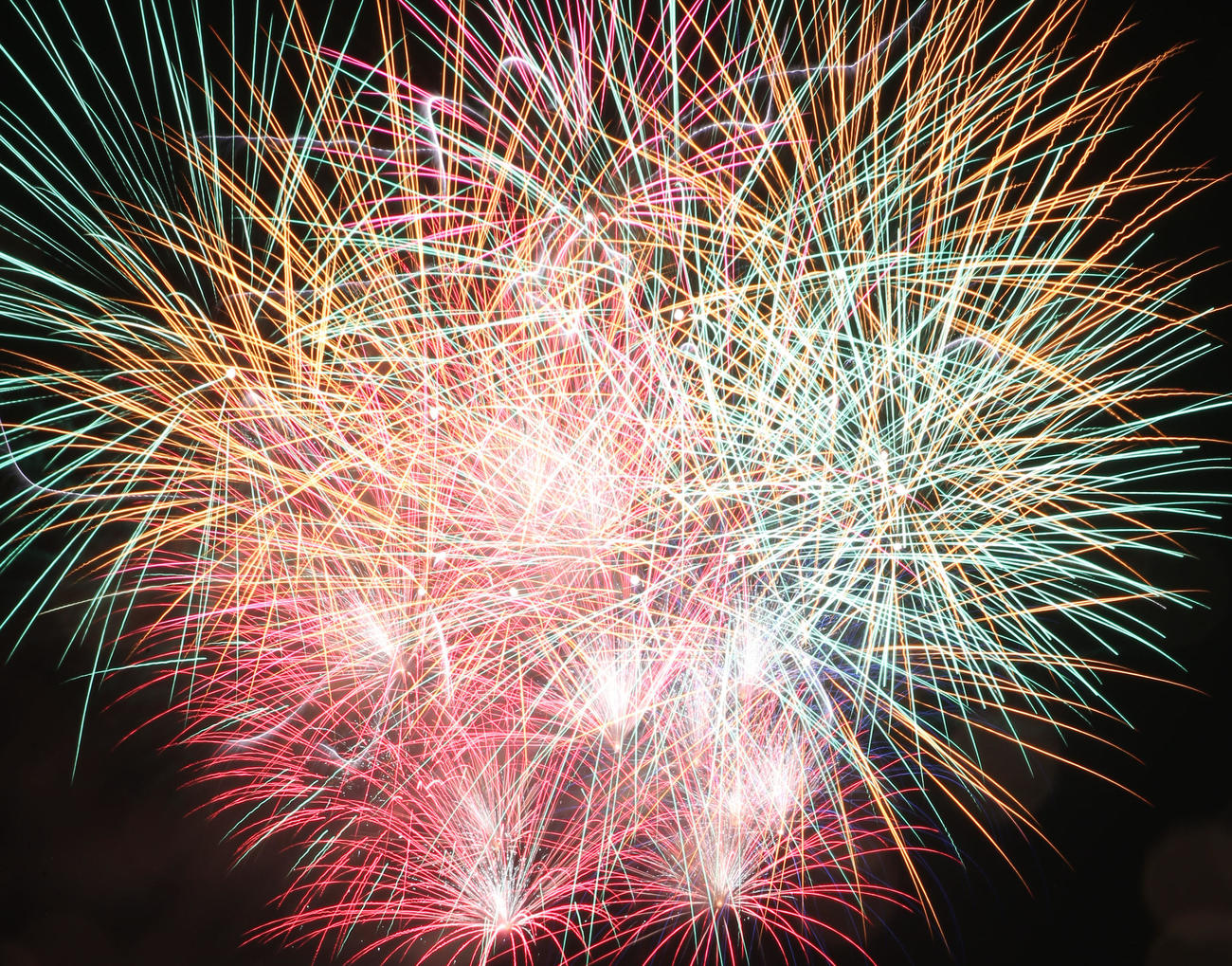 2022神宮外苑花火大会　色とりどりの花火が打ち上げられた（2022年8月20日撮影）