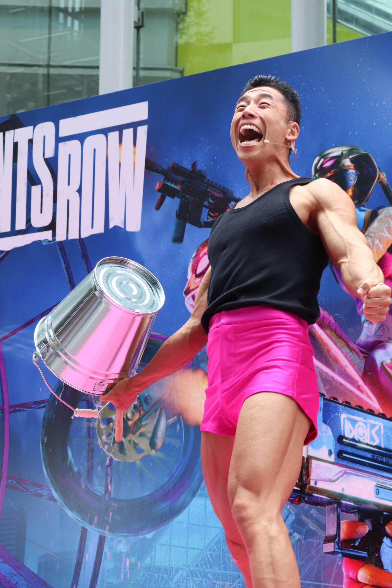「セインツロウ」発売直前イベント”マッスル打ち水フェス2022”で新ネタを披露するなかやまきんに君（撮影・加藤理沙）