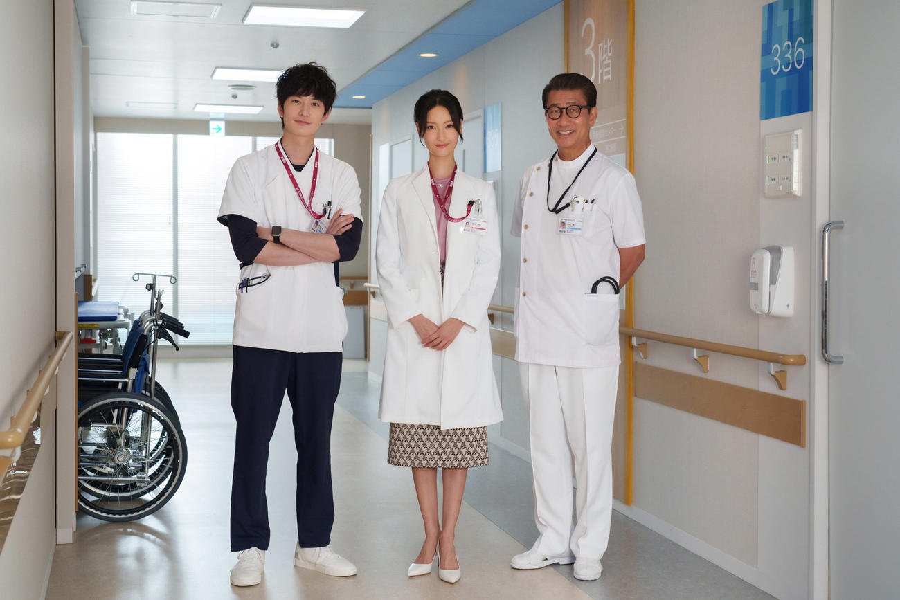 10月スタートのテレビ朝日系連続ドラマ「ザ・トラベルナース」で初の医師役を演じる菜々緒。共演する岡田将生（左）と中井貴一