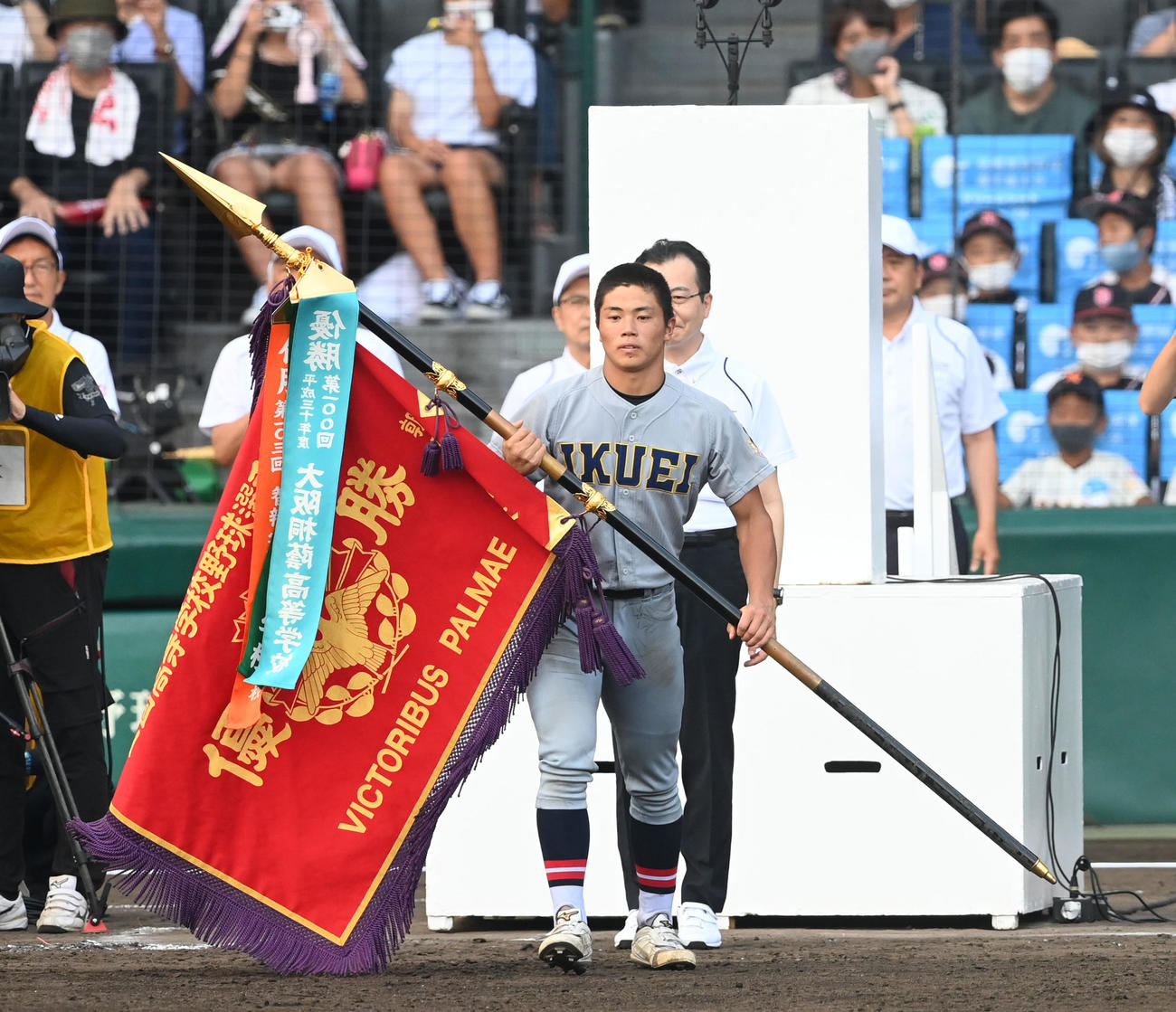 優勝旗を授与された仙台育英の佐藤主将（撮影・前岡正明）
