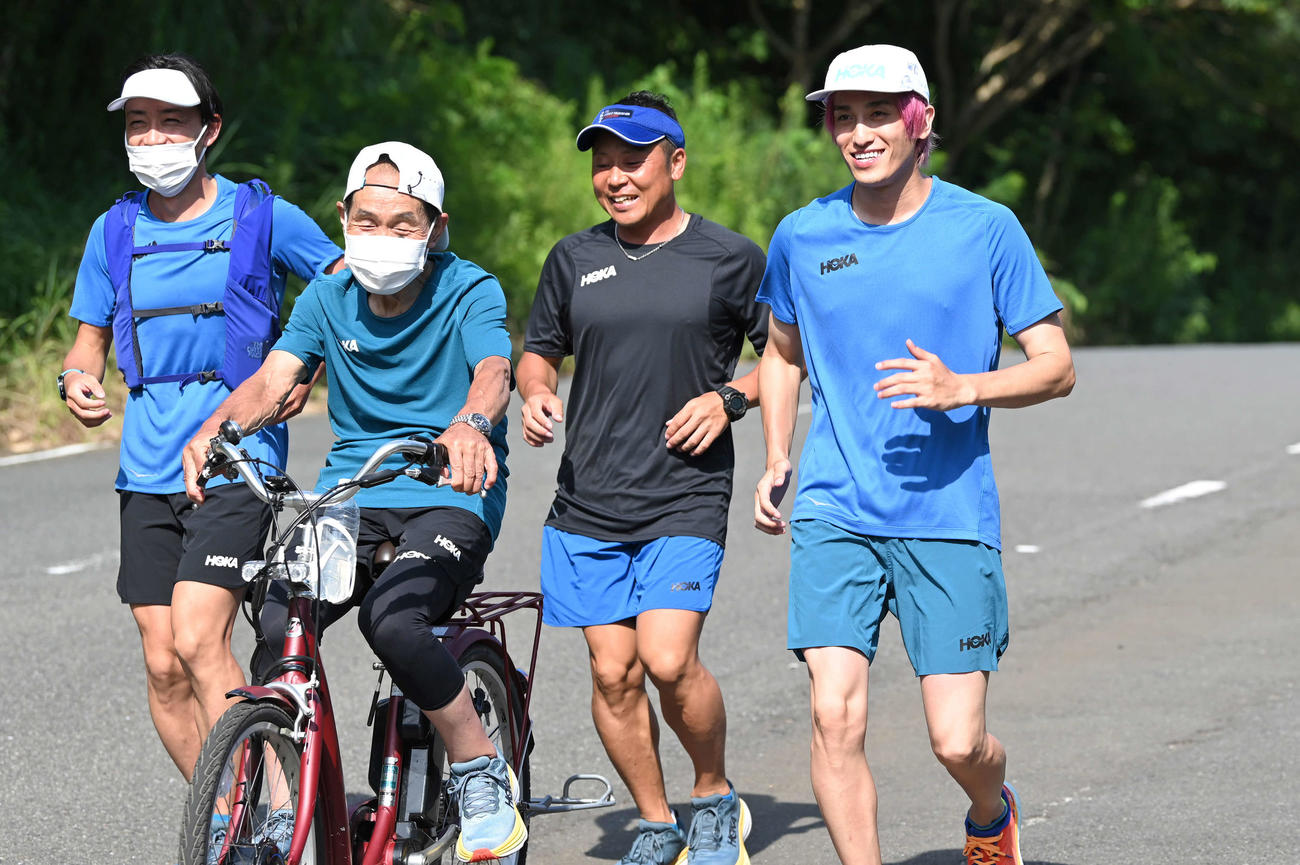 日本テレビ系「24時間テレビ45」のチャリティーマラソンへ向けた練習を行うEXITの兼近大樹（右端）と坂本雄次トレーナー（左から2人目）ら