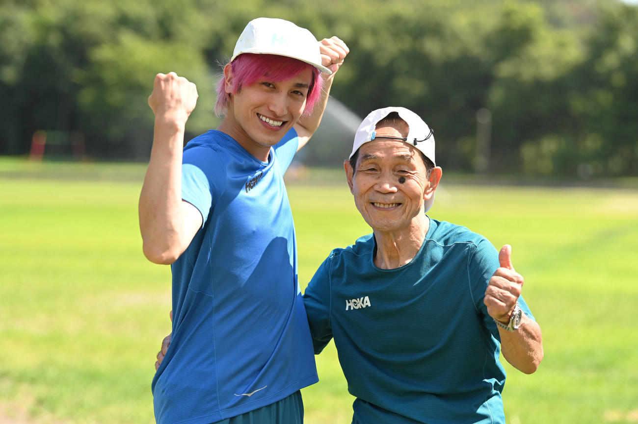 日本テレビ系「24時間テレビ45」でチャリティーマラソンに挑戦するEXITの兼近大樹（左）と坂本雄次トレーナー
