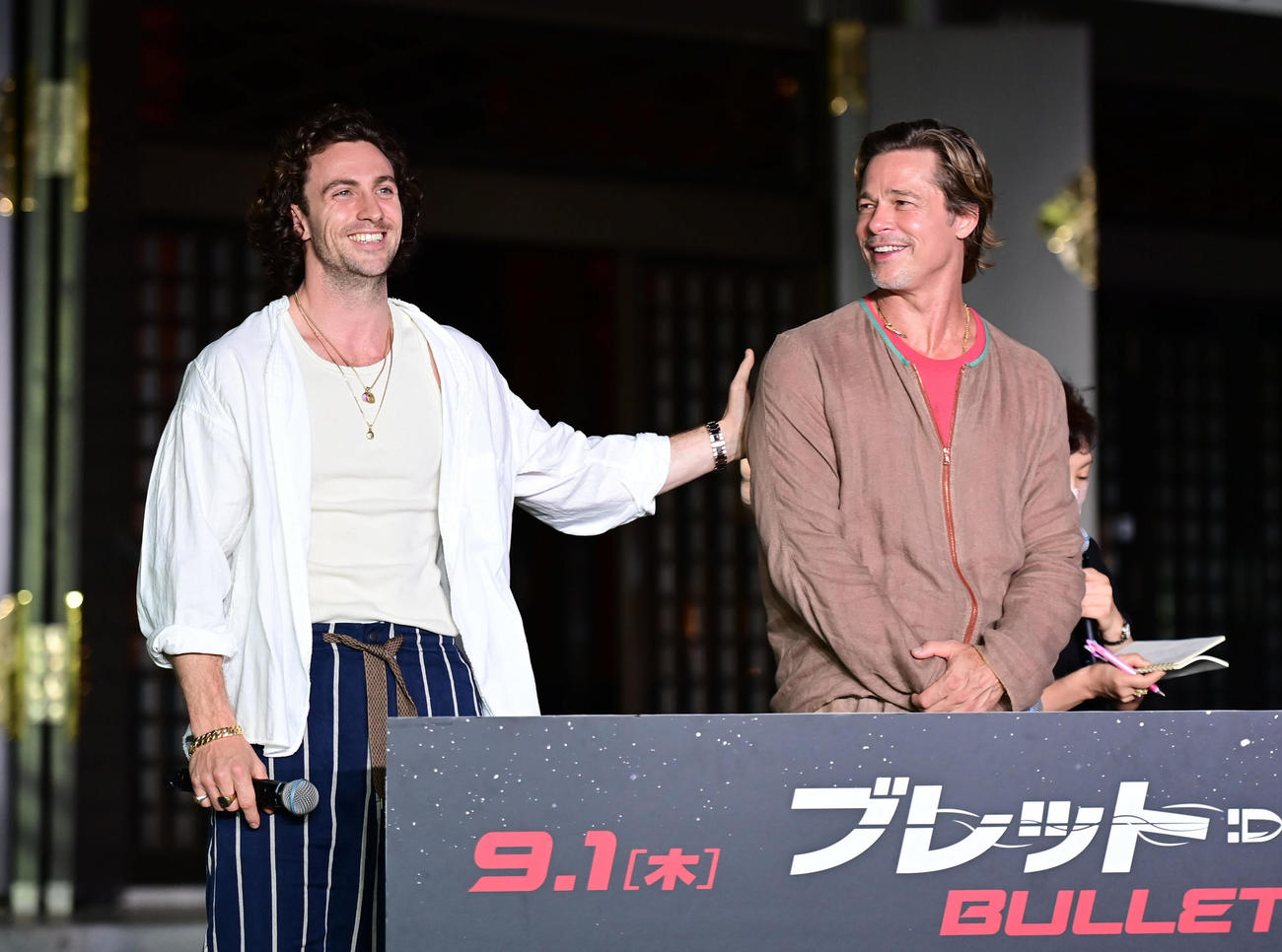 映画「ブレット・トレイン」厄除けイベントに臨むアーロン・テイラー＝ジョンソン（左）とブラッド・ピット（撮影・小沢裕）