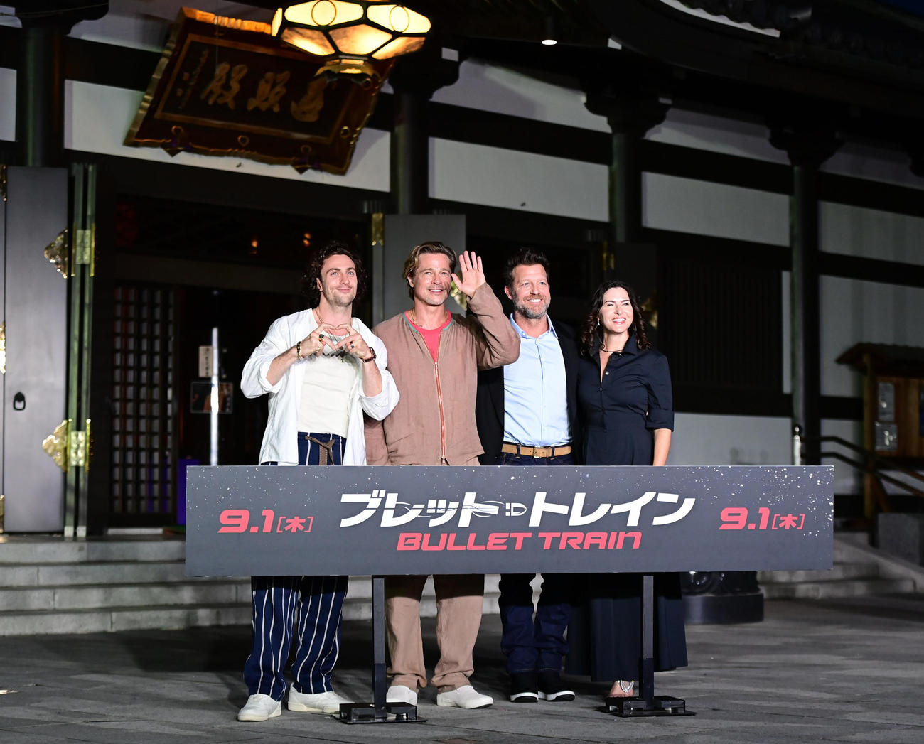 映画「ブレット・トレイン」厄除けイベントに臨む、左からアーロン・テイラー＝ジョンソン、ブラッド・ピット、デヴィッド・リーチ監督、ケリー・マコーミック・プロデューサー（撮影・小沢裕）