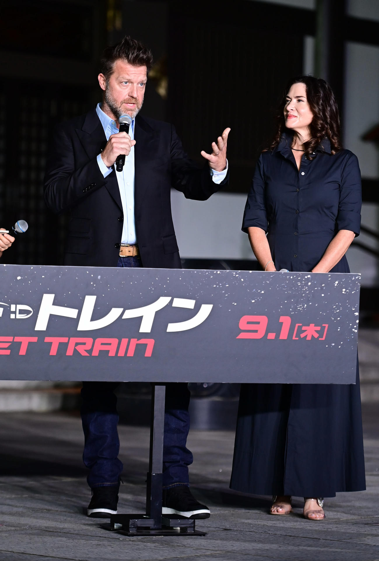 映画「ブレット・トレイン」厄除けイベントに臨む、左からデヴィッド・リーチ監督、ケリー・マコーミック・プロデューサー（撮影・小沢裕）