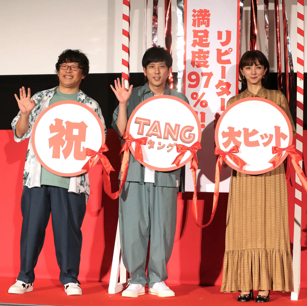 映画「TANGタング」大ヒット御礼舞台あいさつに登壇する、左から三木孝浩監督、二宮和也、満島ひかり（撮影・藤塚大輔）