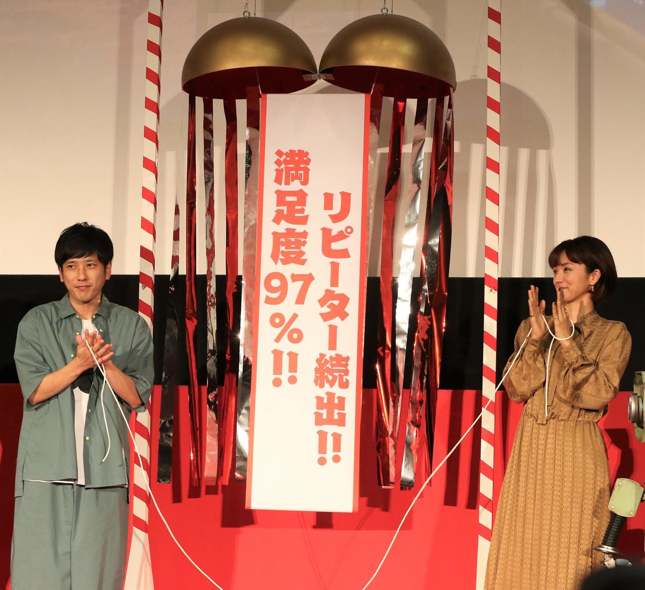 映画「TANGタング」大ヒット御礼舞台あいさつに登壇する二宮和也（左）と満島ひかり（撮影・藤塚大輔）