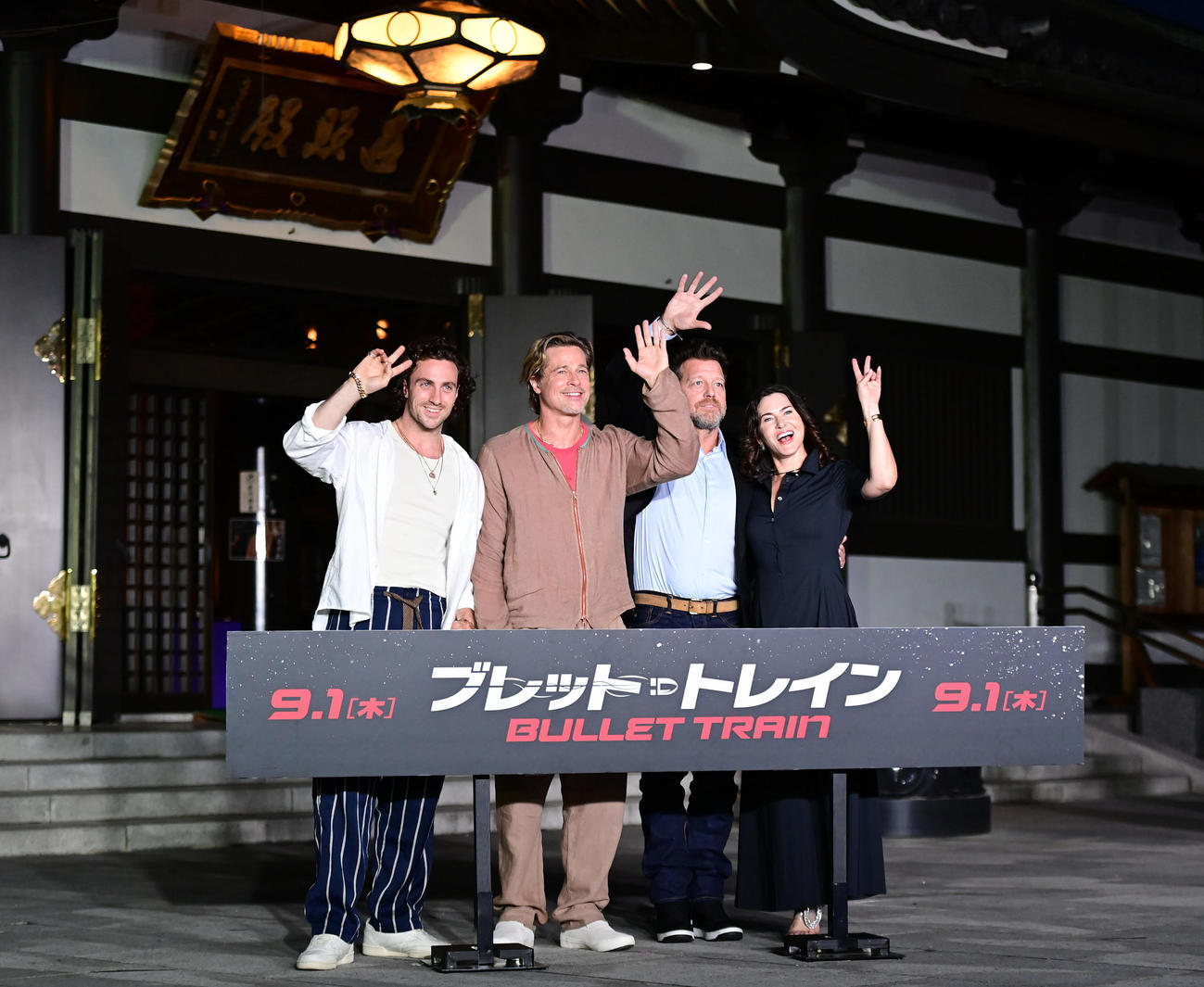 映画「ブレット・トレイン」厄除けイベントに臨む、左からアーロン・テイラー＝ジョンソン、ブラッド・ピット、デヴィッド・リーチ監督、ケリー・マコーミック・プロデューサー（撮影・小沢裕）