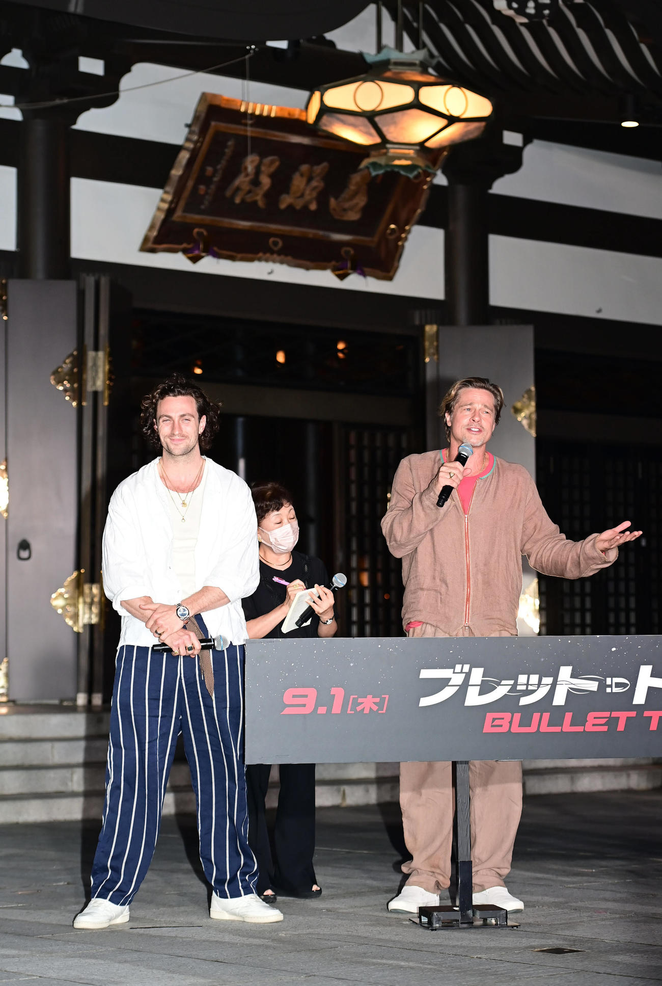 映画「ブレット・トレイン」厄除けイベントに臨むアーロン・テイラー＝ジョンソン（左）とブラッド・ピット（撮影・小沢裕）